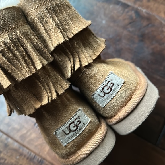 Ugg size 12 brown boots .. perfect for the cold weather coming - Picture 2 of 5